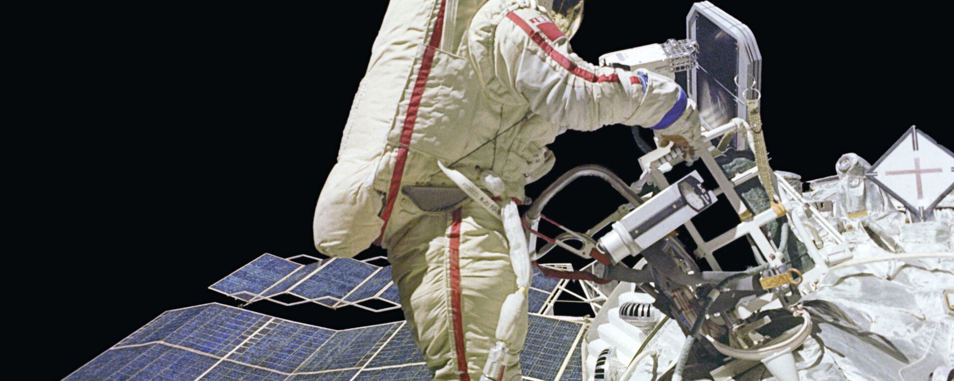 رائد الفضاء الروسي جانيبيكوف يقوم بجولة عمل في الفضاء الطلق - سبوتنيك عربي, 1920, 10.08.2023