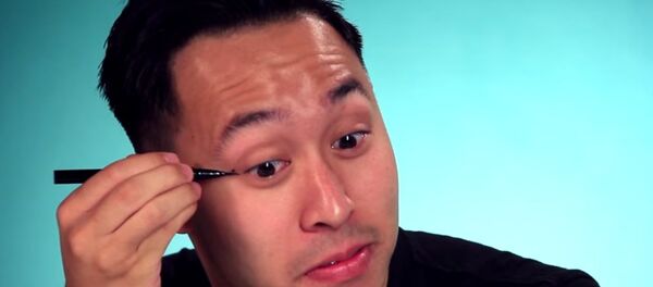 رجال يجربون وضع كحل في أعينهم مثل الفتيات - سبوتنيك عربي