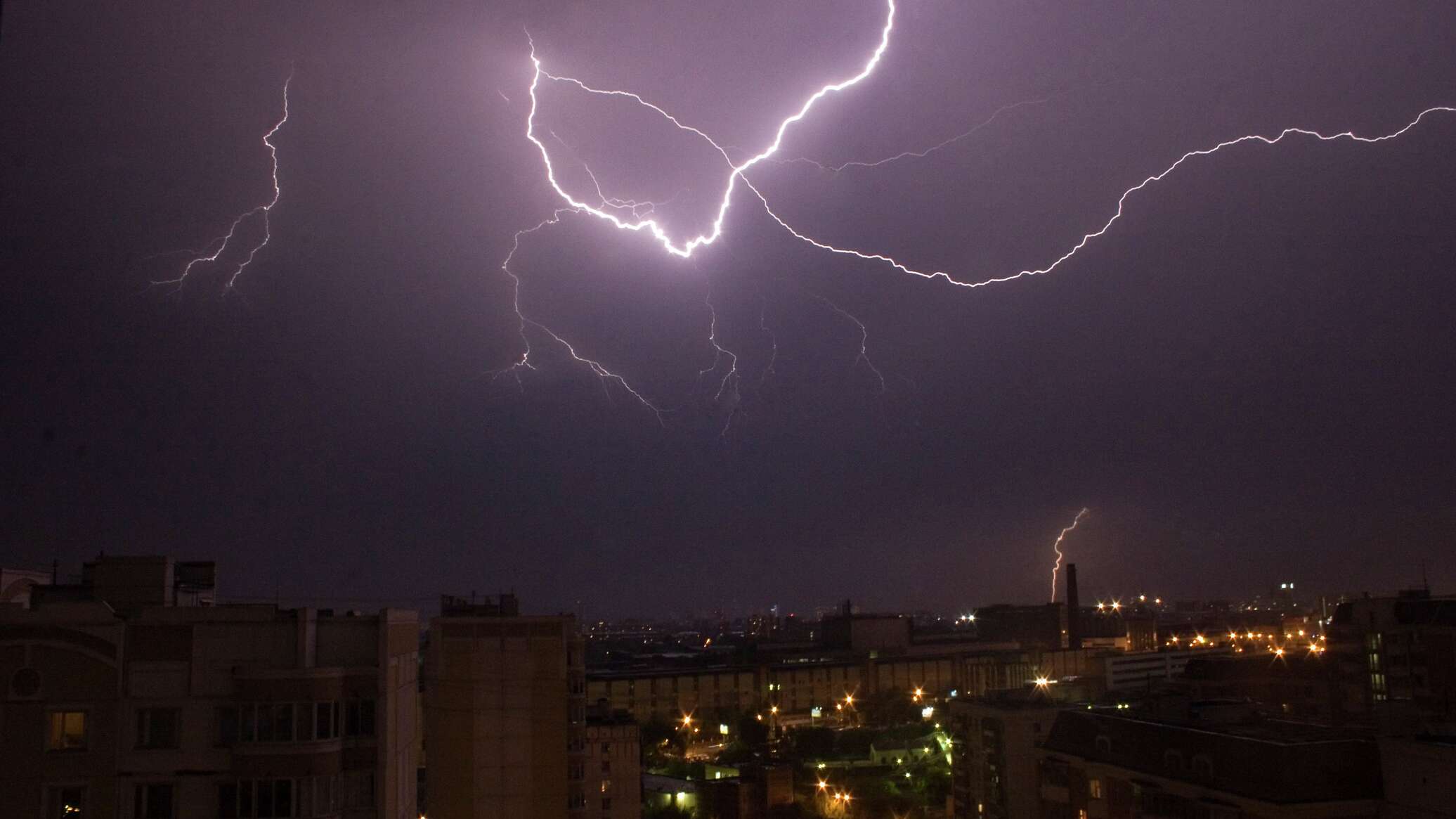 صاعقة تضرب أحد زوار متنزه في ضواحي موسكو... فيديو