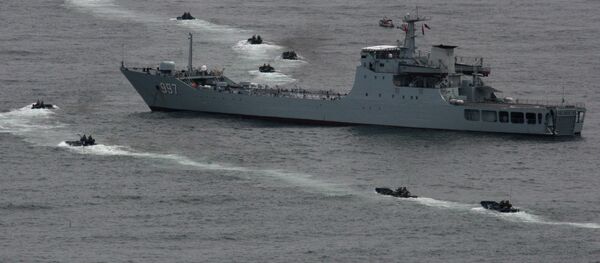 سفينة الإنزال البحري يونفوشان التابعة للقوات البحرية الصينية أثناء التدريبات الروسية الصينية البحرية التعاون البحري – 2015 في مدينة فلاديفوستوك سفينة الإنزال البحري يونفوشان التابعة للقوات البحرية الصينية أثناء التدريبات الروسية الصينية البحرية التعاون البحري – 2015 في مدينة فلاديفوستوك - سبوتنيك عربي