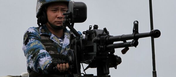 جندي من مشاة القوات البحرية الصينية أثناء إنزال بحري تم ضمن التدريبات الروسية الصينية التعاون البحري – 2015 في مدينة فلاديفوستوك جندي من مشاة القوات البحرية الصينية أثناء إنزال بحري تم ضمن التدريبات الروسية الصينية التعاون البحري – 2015 في مدينة فلاديفوستوك - سبوتنيك عربي