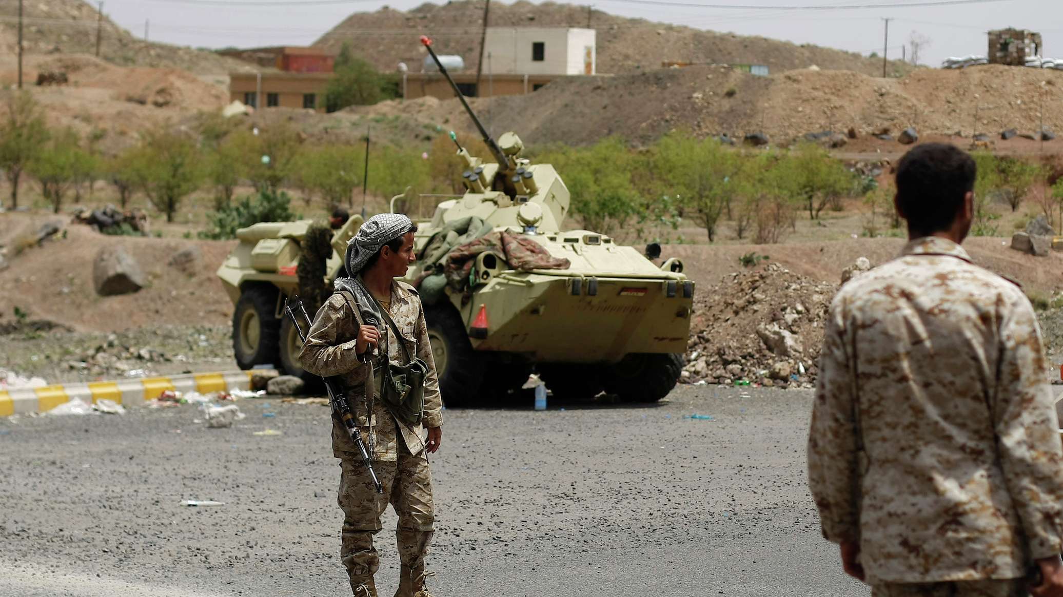الجيش اليمني يعلن استعادة مواقع في تعز وتثبيت أخرى في الحديدة