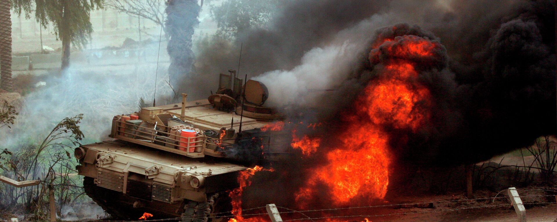 Huge flames come out of a US Abrams battle tank. - سبوتنيك عربي, 1920, 08.09.2015