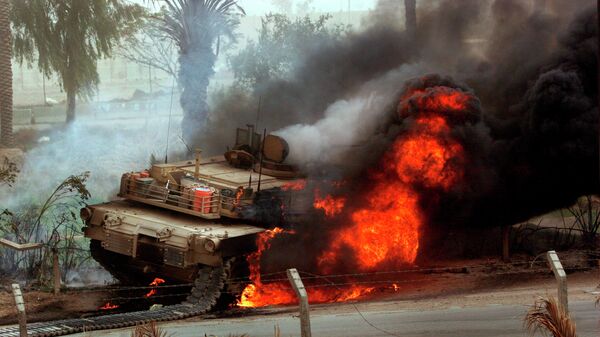 Huge flames come out of a US Abrams battle tank. - سبوتنيك عربي