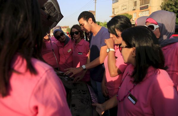 سائقات التاكسي الزهري في القاهرة - سبوتنيك عربي