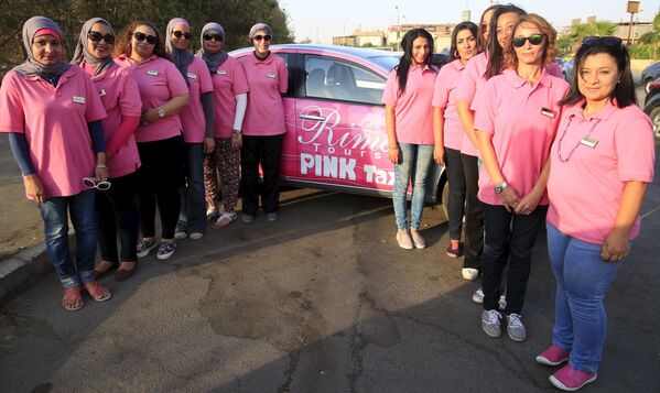 سائقات التاكسي الزهري في القاهرة - سبوتنيك عربي