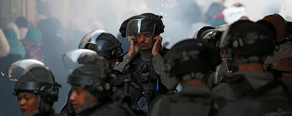 قوات الشرطة الإسرائيلية تقتحم ساحات المسجد الأقصى قوات الشرطة الإسرائيلية تقتحم ساحات المسجد الأقصى - سبوتنيك عربي