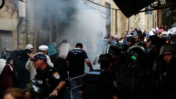 اشتباكات بين قوات الجيش الإسرائيلي والفلسطينيين بالقرب من مسجد الأقصى في البلدة القديمة في القدس.  - سبوتنيك عربي