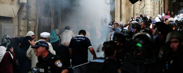 اشتباكات بين قوات الجيش الإسرائيلي والفلسطينيين بالقرب من مسجد الأقصى في البلدة القديمة في القدس. اشتباكات بين قوات الجيش الإسرائيلي والفلسطينيين بالقرب من مسجد الأقصى في البلدة القديمة في القدس. - سبوتنيك عربي