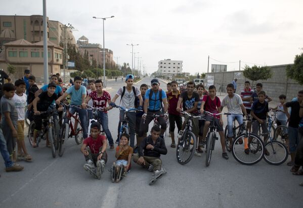 مراهقون فلسطينيون يأخذون صورة جماعية لهم. - سبوتنيك عربي
