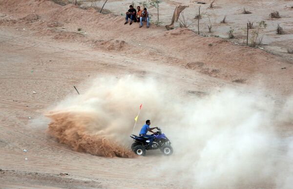 فلسطني أثناء سباق الدراجات الرباعية في مدينة غزة. - سبوتنيك عربي