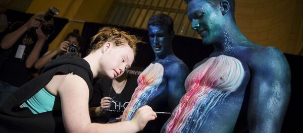 عارضة أزياء تعاني من متلازمة داون تشارك في أسبوع الموضة في نيويورك - سبوتنيك عربي