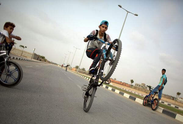 شاب يعرض مهارته وحيله على دراجته - سبوتنيك عربي