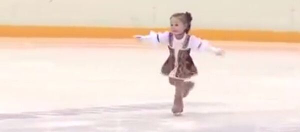 طفلة روسية تبلغ عامين تبدع فى التزحلق على الجليد - سبوتنيك عربي
