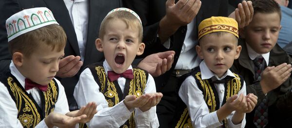 طفل يصلي في عيد الأضحى في كوسوفو - سبوتنيك عربي