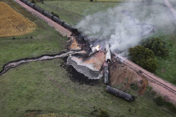 عربات قطار تحتوي على الإيثانول، تحترق بعد أن خرجت عن السكة، اسكتلندا - سبوتنيك عربي