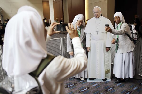راهبات يلتقطن صور لأنفسهن مع البابا فرانسيس في فيلادلفيا - سبوتنيك عربي