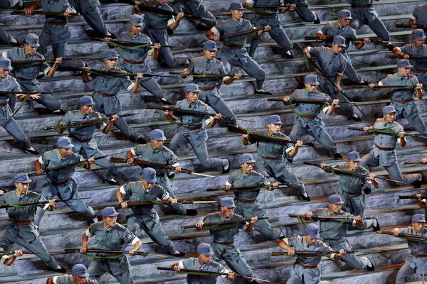 ممثلون يرتدون زي جنود الجيش الأحمر في أداء عرض احتفالي بمناسبة الذكرى الـ70 لانتهاء الحرب العالمية الثانية، في بكين، الصين. - سبوتنيك عربي