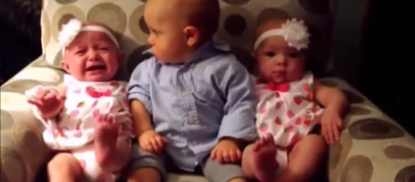 شاهد ردة فعل طفل صغير عند رؤيته لأختيه التوأم - سبوتنيك عربي