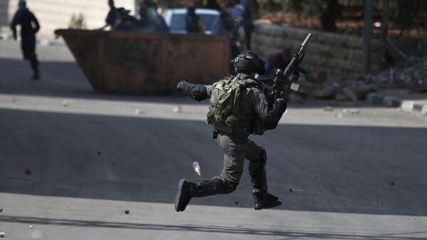 اشتباكات بيت قوات الشرطة الإسرائيلية والفلسطينيين في الضفة الغربية - سبوتنيك عربي