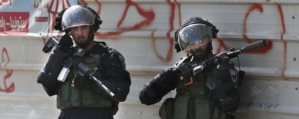 اشتباكات بيت قوات الشرطة الإسرائيلية والفلسطينيين في الضفة الغربية اشتباكات بيت قوات الشرطة الإسرائيلية والفلسطينيين في الضفة الغربية - سبوتنيك عربي