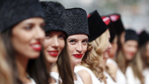 فتيات فورمولا-1 أثناء سباق الجائزة الكبرى في سوتشي. - سبوتنيك عربي