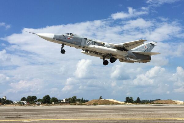 المقاتلة الروسية سو-24 تحلق من مطار القاعدة العسكرية حميميم في سوريا. - سبوتنيك عربي