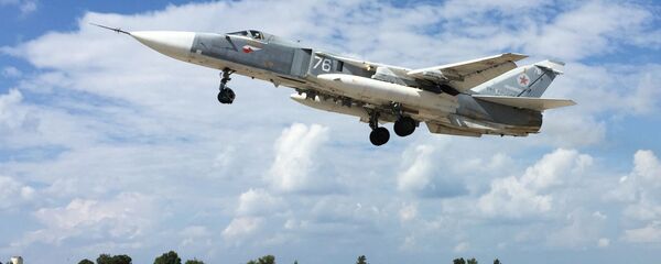 المقاتلة الروسية سو-24 تحلق من مطار القاعدة العسكرية حميميم في سوريا. - سبوتنيك عربي