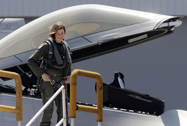 جيمي جيميسون، أول امرأة طيار تخرج من المقاتلة الحربية F-22 في الولايات المتحدة الأمريكية - سبوتنيك عربي