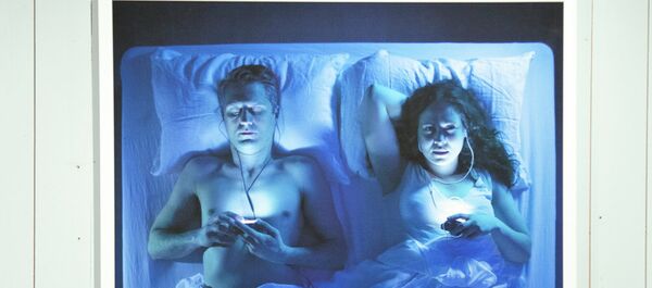 رجل وإمرأة يستمعون للموسيقى قبل النوم - سبوتنيك عربي