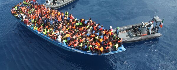 مهاجرون على قارب - سبوتنيك عربي