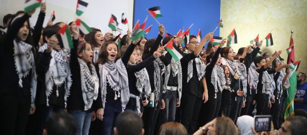 شباب فلسطينيون يغنون شباب فلسطينيون يغنون - سبوتنيك عربي