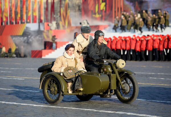 الإحتفال بذكرى مسيرة الجيش الأحمر الأسطورية من الساحة الحمراء إلى جبهة القتال مع ألمانيا النازية - سبوتنيك عربي