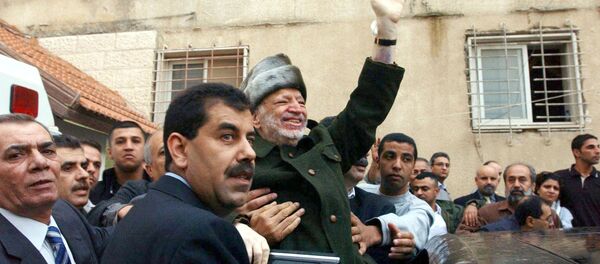 Crowds gather to wave goodbye to Yasser Arafat as he leaves Palestine to receive medical treatment in Paris two weeks before he died on November 11, 2004 - سبوتنيك عربي