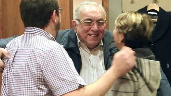 كارل أندريه يحيي ابنه وابنته بعد وصوله إلى بريطانيا كارل أندريه يحيي ابنه وابنته بعد وصوله إلى بريطانيا - سبوتنيك عربي