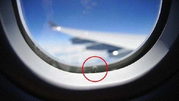 ثقوب في نافذة طائرة - سبوتنيك عربي