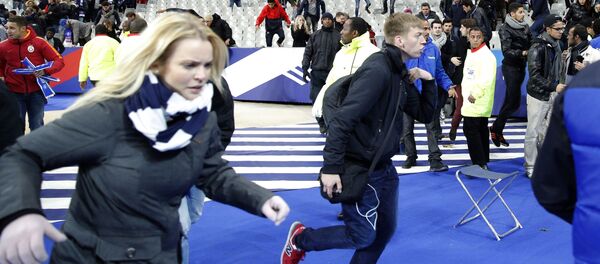 المتفرجون يغادرون استاد فرنسا الدولي إرث وقوع انفجارات - سبوتنيك عربي