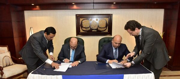 الفريق مهاب مميش و أحمد هيكل رئيس مجلس إدارة شركة مشرق للبترول - سبوتنيك عربي