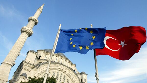 أعلام تركيا والاتحاد الاوروبي امام مسجد باسطنبول - سبوتنيك عربي