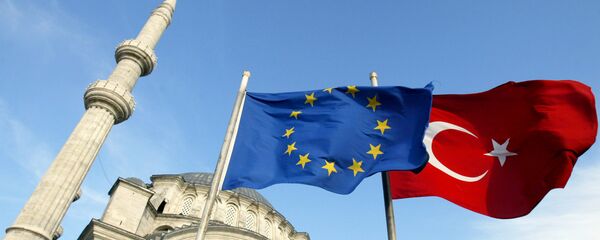 أعلام تركيا والاتحاد الاوروبي امام مسجد باسطنبول - سبوتنيك عربي