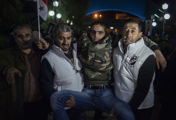 سكان دمشق يحملون الأبطال - سبوتنيك عربي