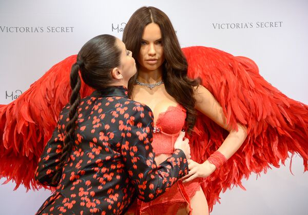 Victoria’s Secret Angel Adriana Lima unveils her Madame Tussauds New York wax figure at Victoria's Secret Herald Square on Monday, Nov. 30, 2015, in New York. - سبوتنيك عربي