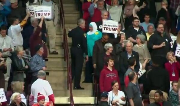 رجال الأمن يقومون باخراجها من القاعة - سبوتنيك عربي