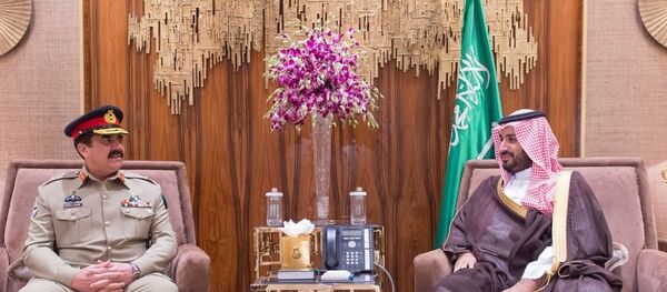 قائد الجيش الباكستاني الفريق أول راحيل شريف وولي ولي العهد السعودي وزير الدفاع الأمير محمد بن سلمان - سبوتنيك عربي