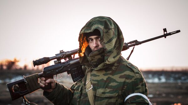 مقاتل من إحدى وحدات الحماية الشعبية في دونباس - سبوتنيك عربي