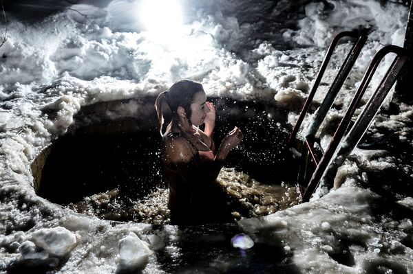 الغطس في البحيرات المتجمد أثناء عيد الغطاس - سبوتنيك عربي