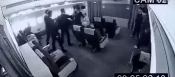 جاكي شان يدافع عن مضيفة - سبوتنيك عربي