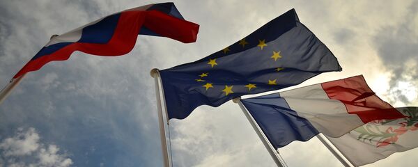 العلم الروسي والفرنسي وعلم الاتحاد الأوروبي - سبوتنيك عربي