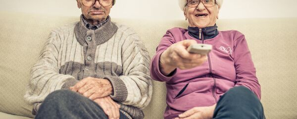 زوجان معمران يشاهدان التلفاز  - سبوتنيك عربي