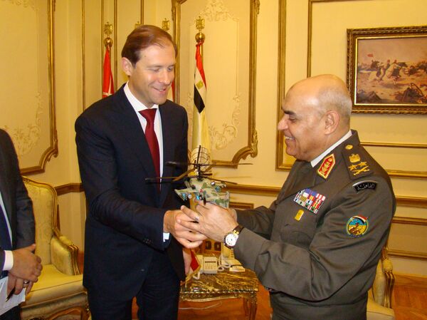 مروحية كا - 52 كا هدية وزير التجارة والصناعة الروسى لوزير الدفاع المصرى - سبوتنيك عربي